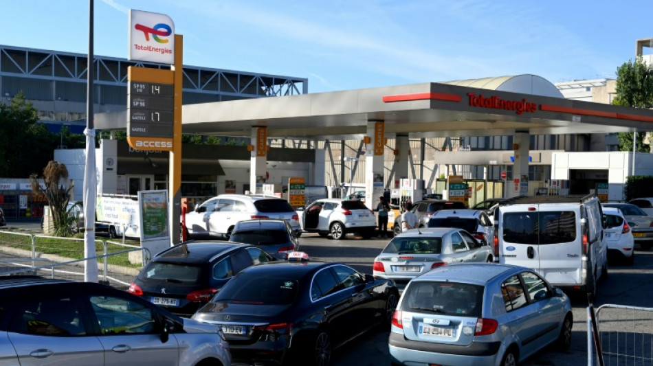 TotalEnergies: fr&eacute;n&eacute;sie autour des pompes, alors que la gr&egrave;ve se poursuit