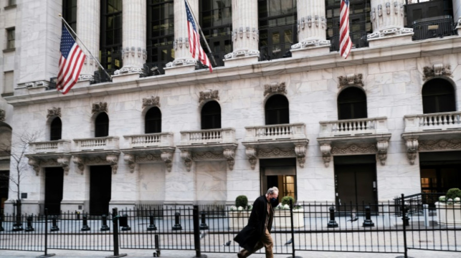 Wall Street termine la semaine en berne, plomb&eacute;e par la guerre en Ukraine