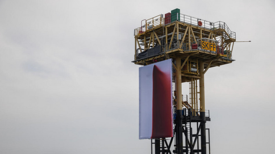 Protesta Greenpeace, opera d'arte su piattaforma gas Shell