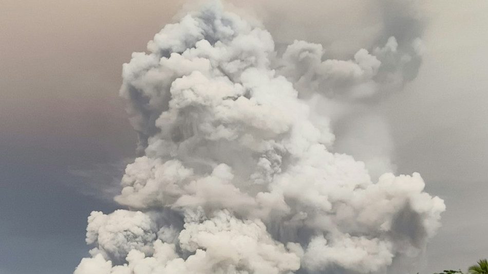 Erupci&oacute;n volc&aacute;nica provoca cierre de aeropuertos en Indonesia