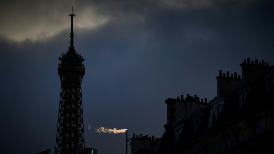 Greve mant&eacute;m Torre Eiffel fechada na manh&atilde; de s&aacute;bado