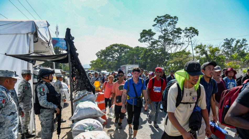 Centenas de migrantes deixam o M&eacute;xico rumo &agrave; fronteira dos EUA