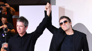 Noel e Liam Gallagher entusiasmano i fan sul tappeto rosso a Venezia