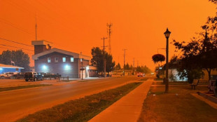 Miles huyen de los incendios en el norte de Canad&aacute;