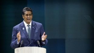 El presidente de una pequeña nación del Pacífico realiza una inédita entrevista bajo el agua