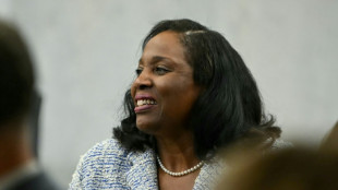 Menacée de révocation par Trump, une gouverneure de la Fed reprend la parole