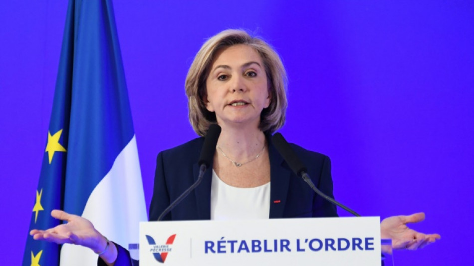 Pr&eacute;sidentielle: P&eacute;cresse veut relancer sa campagne, Macron parle &agrave; Poutine