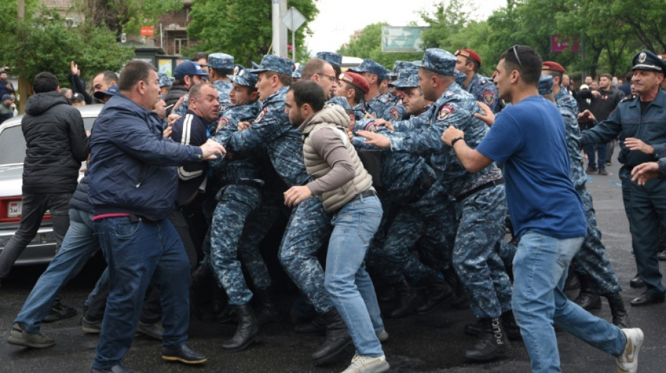 Miles de opositores piden la dimisi&oacute;n del primer ministro de Armenia