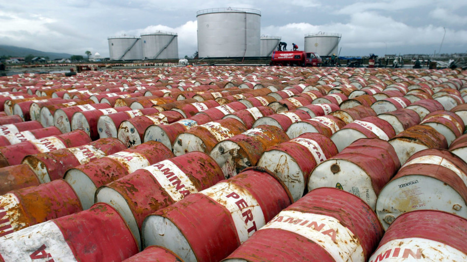 Prezzo petrolio in lieve aumento, Wti a 62,43 dollari