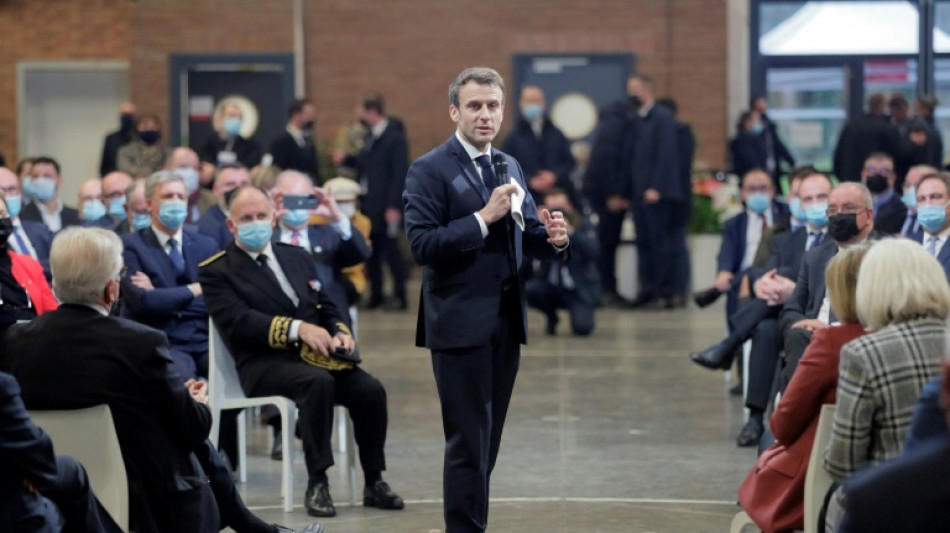 Présidentielle: insécurité, mal-logement, l'opposition tire à boulets rouges sur Macron