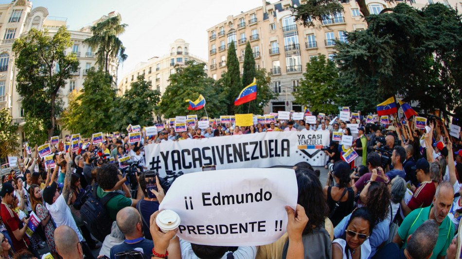 Gonz&aacute;lez ai venezuelani in piazza a Madrid, 'non vi deluderemo'