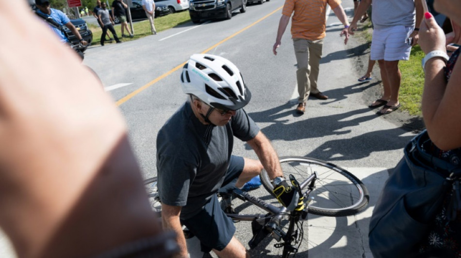 Biden tombe en voulant descendre de v&eacute;lo, mais se rel&egrave;ve et assure aller "bien"