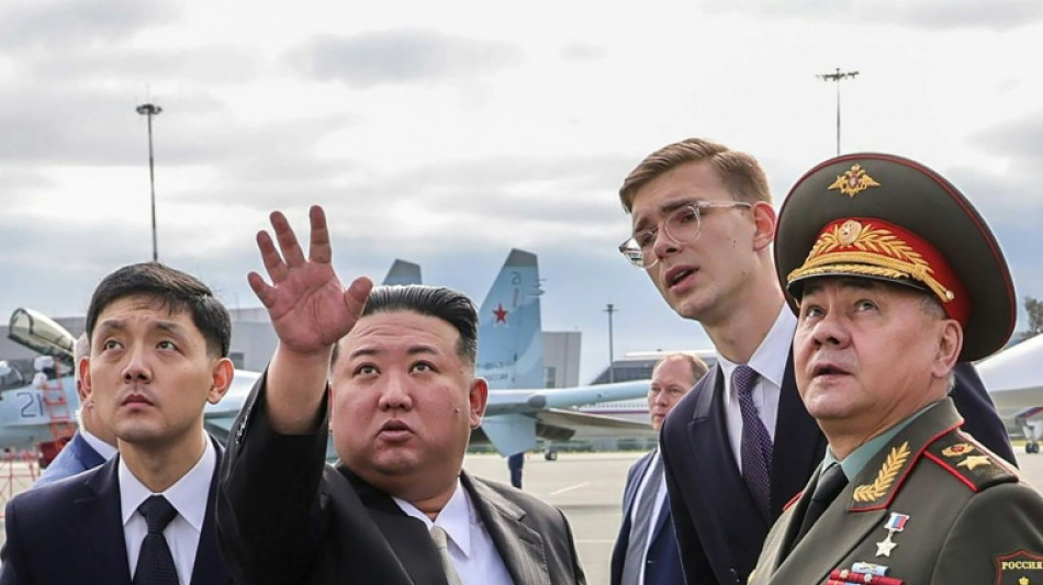 L&iacute;der norte-coreano examina m&iacute;sseis com ministro da Defesa russo