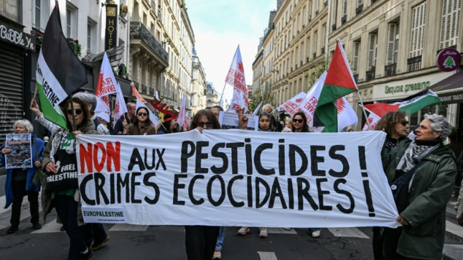 A Paris, une manifestation bruyante contre les pesticides