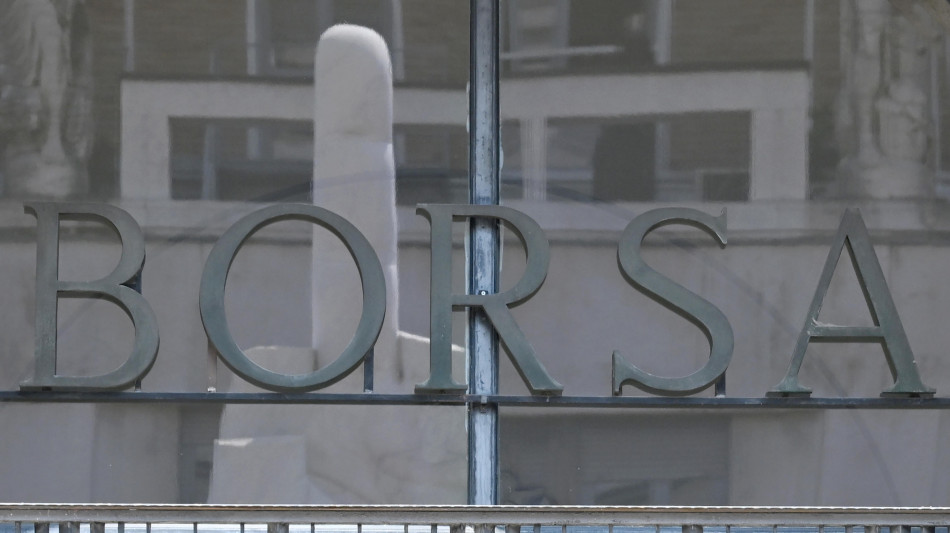 Borsa: Milano debole (-0,45%), scivola Iveco, corre Leonardo