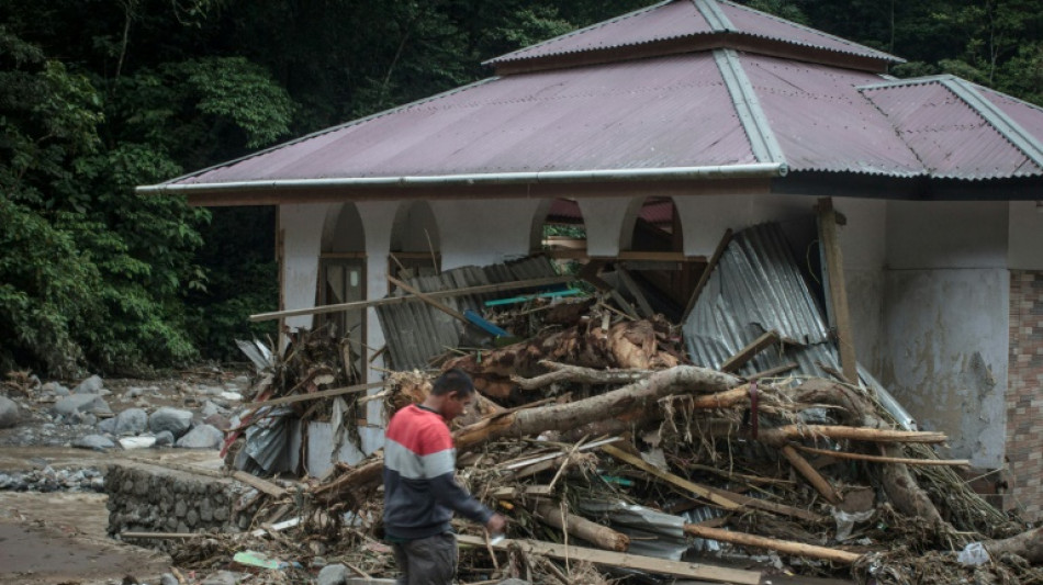 Al menos 34 muertos por inundaciones y corrientes de lava fr&iacute;a en Indonesia