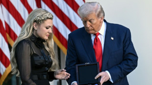 Em cerimônia póstuma, Trump condecora Charlie Kirk como 'mártir' 