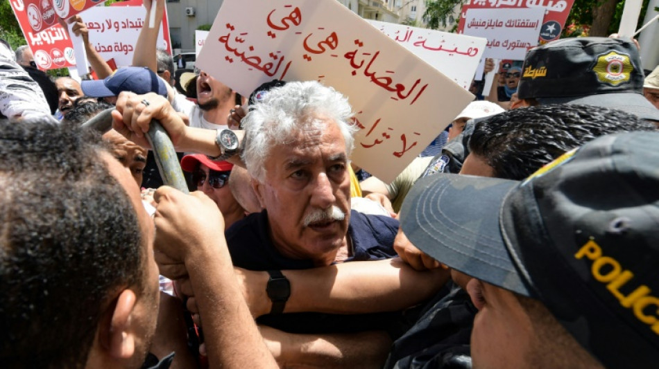 Tunisie: &eacute;chauffour&eacute;es lors d'une manifestation contre le r&eacute;f&eacute;rendum