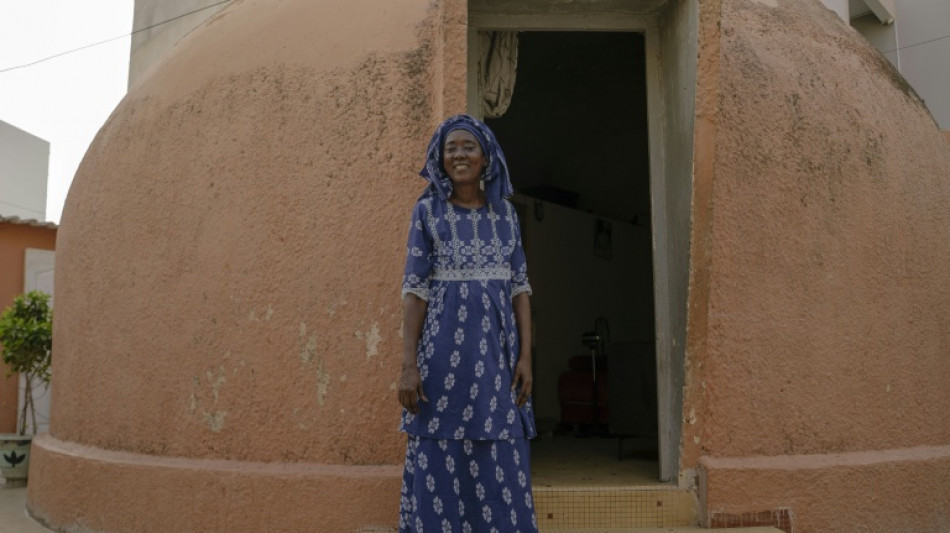 Singulières, les dernières "maisons-bulles" de Dakar résistent à l'urbanisation galopante