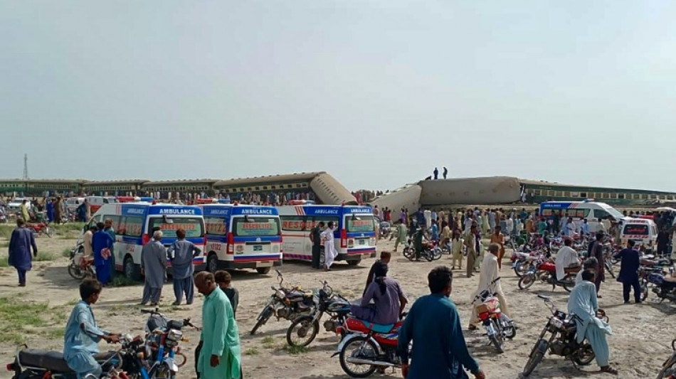 Al menos 15 muertos en descarrilamiento de tren en Pakist&aacute;n