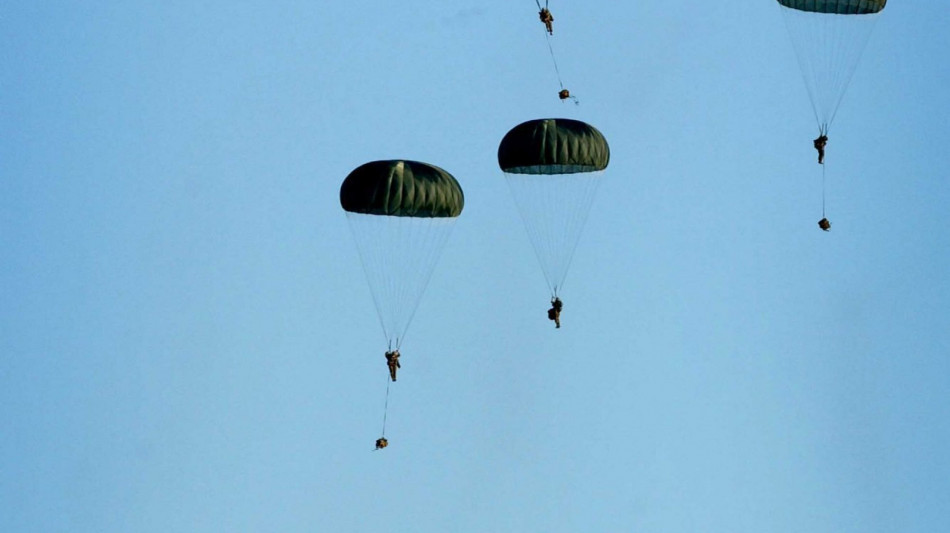 Australia, diventa virale video paracadutista impigliato su ala aereo