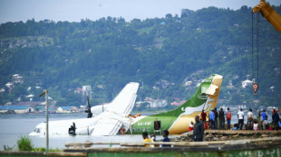 Accident d'avion en Tanzanie : l'&eacute;pave extraite du lac Victoria

