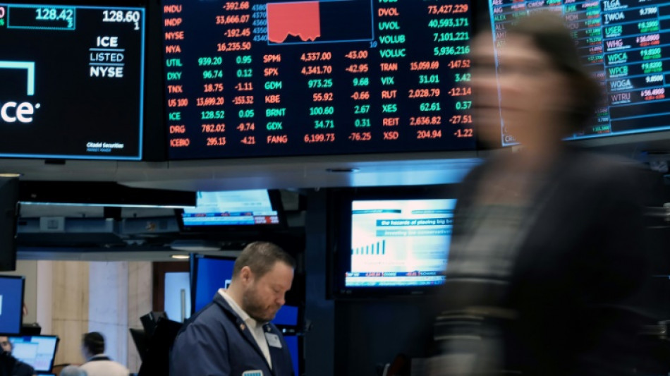 Wall Street termine en baisse, le rebond s'essouffle faute d'avanc&eacute;e sur l'Ukraine