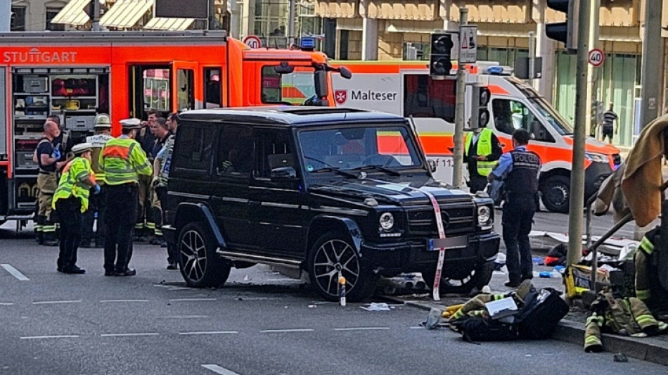 Auto fährt in Stuttgart in Menschengruppe - Drei Schwerverletzte