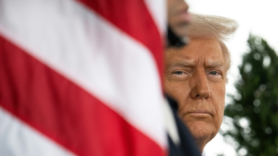 Trump escala guerra comercial com amea&ccedil;a de 'tarifas rec&iacute;procas' a todos os pa&iacute;ses