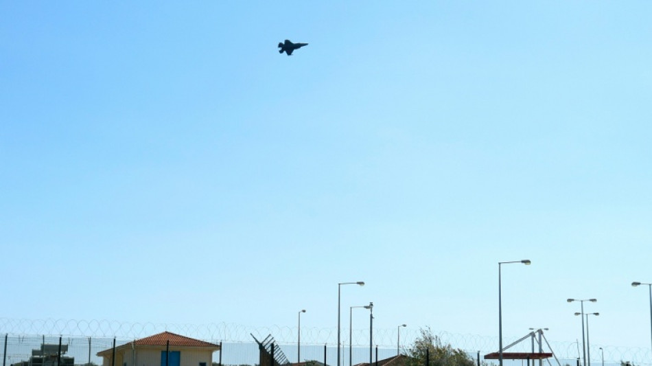 Reino Unido enviar&aacute; navio e helic&oacute;pteros para proteger bases brit&acirc;nicas no Chipre