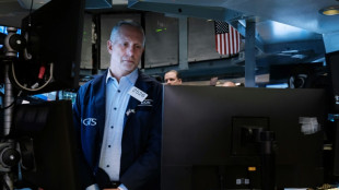 Wall Street ouvre en hausse, les r&eacute;sultats plaisent, la Fed rassure