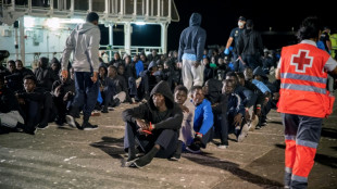 Mais de 900 migrantes chegam &agrave;s Can&aacute;rias em 24h em dez embarca&ccedil;&otilde;es
