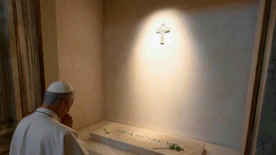 Papst Leo XIV. besucht Grab von Vorgänger Franziskus und betet