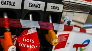 Carburants: gr&egrave;ves reconduites chez les p&eacute;troliers, malgr&eacute; la menace des r&eacute;quisitions