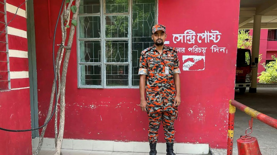 Explosion au Bangladesh: sa brigade d&eacute;cim&eacute;e sous ses yeux, un pompier s'en sort indemne 