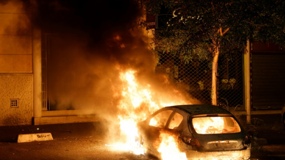 Segunda noite de dist&uacute;rbios na Fran&ccedil;a ap&oacute;s morte de jovem baleado por policial