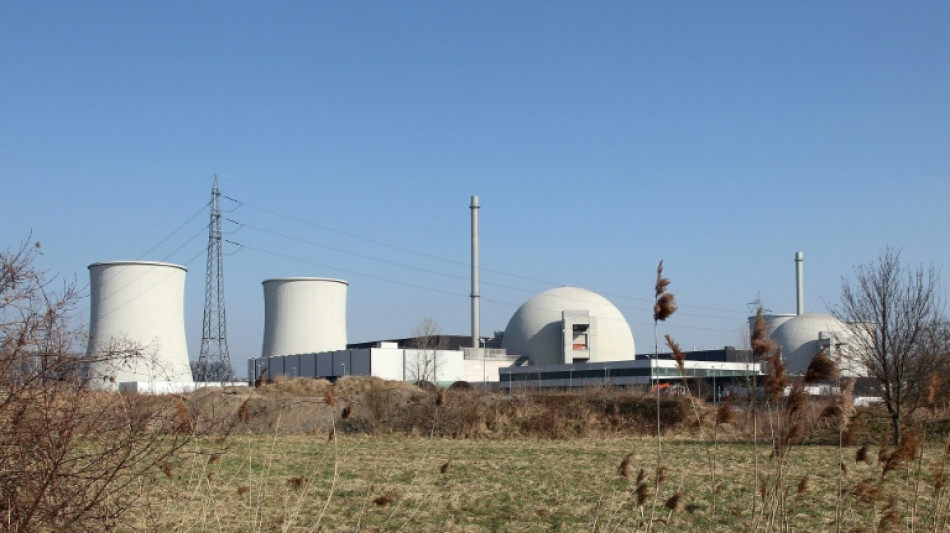 Dritter Turm an stillgelegtem Atomkraftwerk Biblis kontrolliert eingest&uuml;rzt