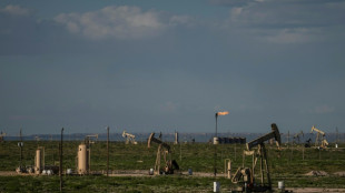 Oil slides, gold loses lustre as Iran threat recedes