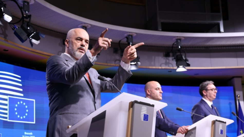 La UE abre negociaciones de adhesi&oacute;n con Albania y Macedonia 