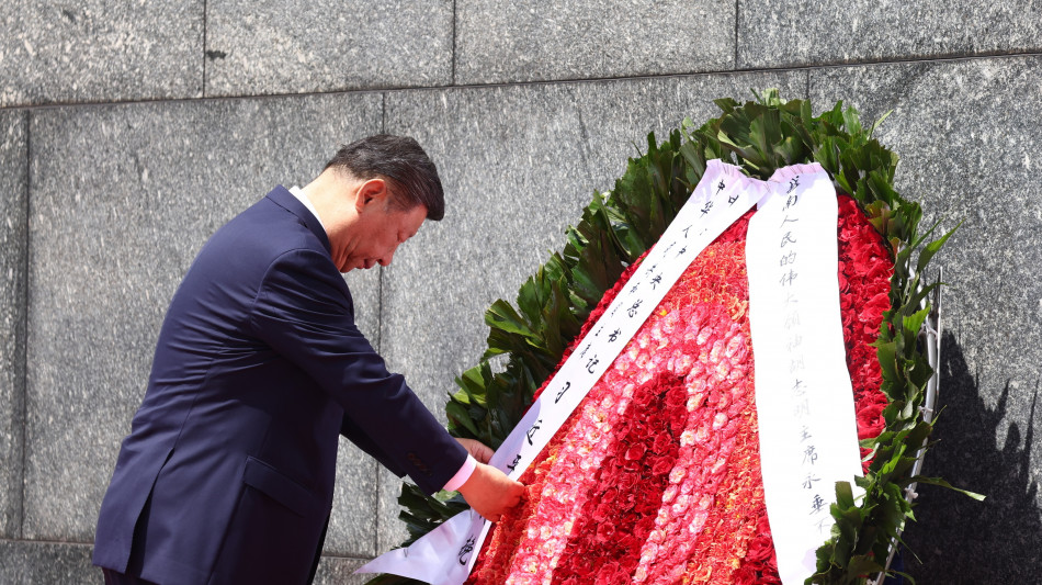 Xi rende omaggio al mausoleo di Ho Chi Minh ad Hanoi