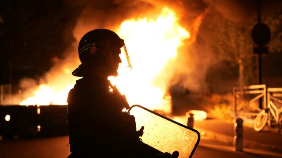 Terceira noite de dist&uacute;rbios na Fran&ccedil;a tem centenas de detidos