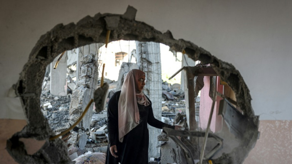 Dezenas de corpos s&atilde;o exumados em hospital de Gaza; Israel promete aumentar press&atilde;o