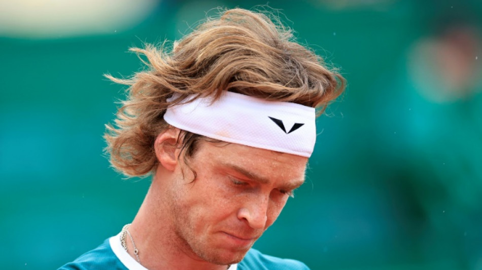 Rublev, atual campe&atilde;o em Monte Carlo, &eacute; eliminado em sua estreia; Sinner avan&ccedil;a