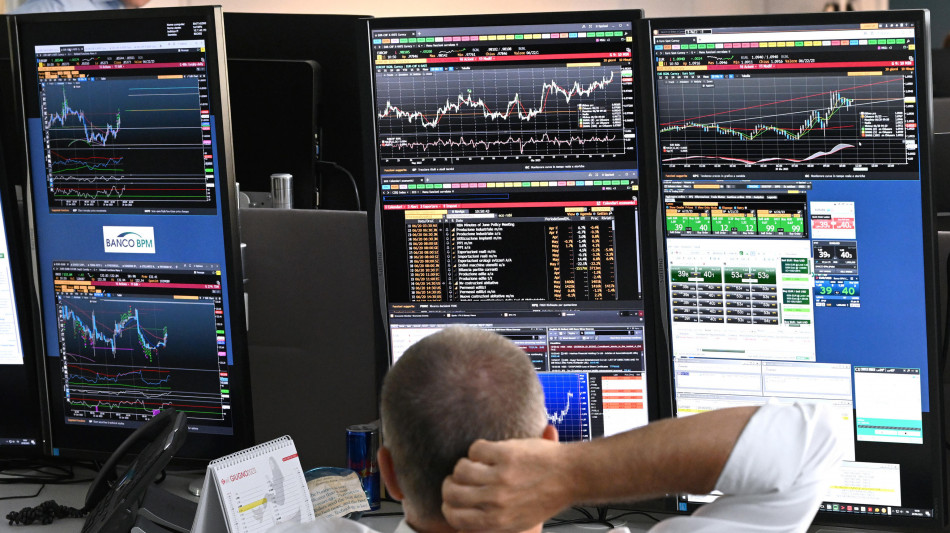 Borsa: Milano in calo, in otto staccano il dividendo