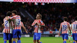 Com dois gols de Griezmann, Atlético vence Levante (3-1) e alcança Barça