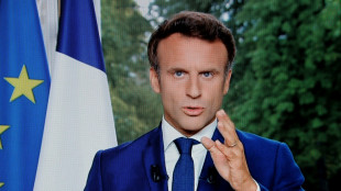 Sa r&eacute;forme des retraites adopt&eacute;e, Macron sort du silence mercredi