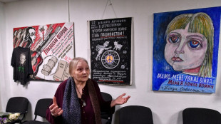 En Russie, une artiste de 77 ans pr&eacute;sente ses pancartes pacifistes en plein conflit en Ukraine