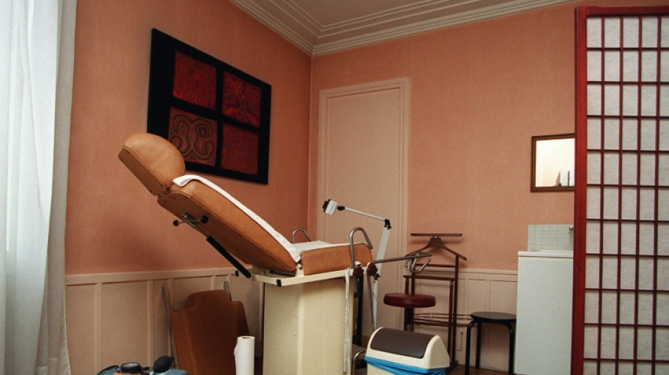 Le gyn&eacute;cologue parisien Emile Dara&iuml; mis en examen pour violences volontaires sur 32 femmes