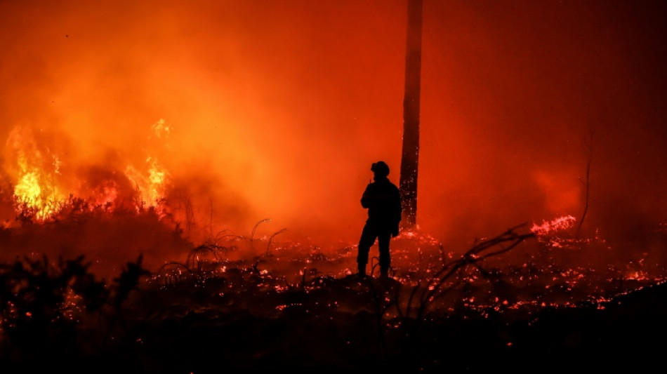 Les feux continuent, un pic de canicule attendu