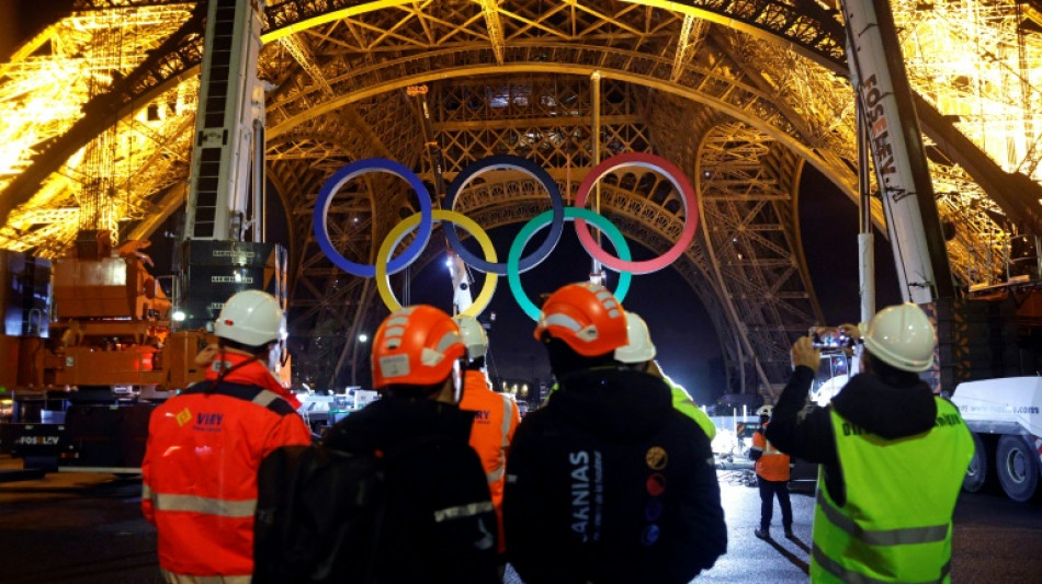 Par&iacute;s retira os an&eacute;is ol&iacute;mpicos da Torre Eiffel